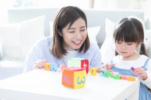 ブロックで遊ぶ子ども