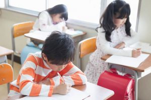授業をうける小学生