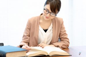 読書をする女性